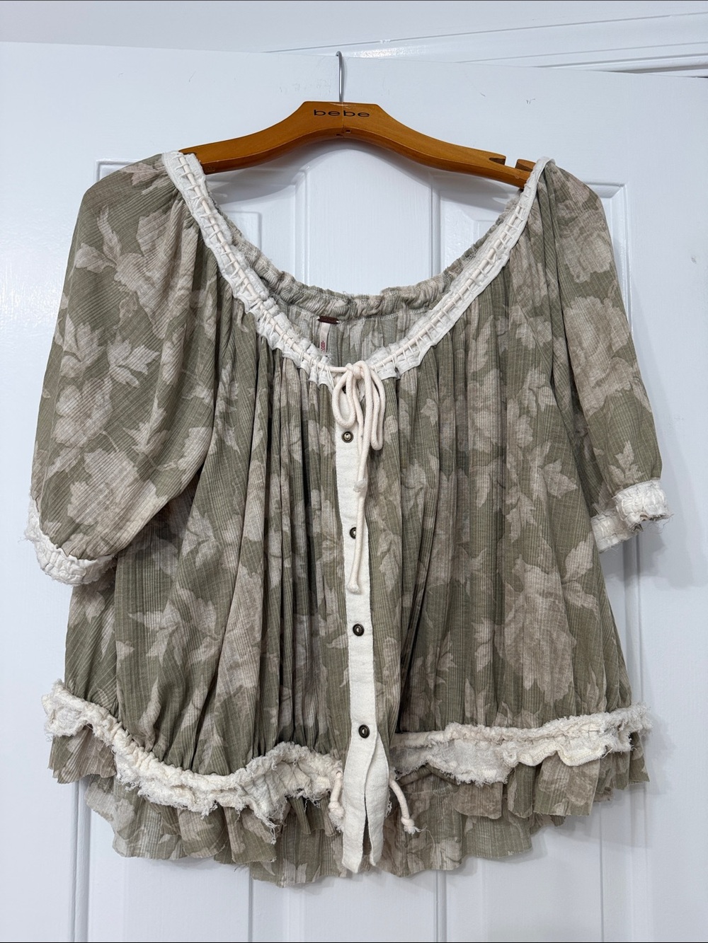 Free People Boho Floral Peasant Top in Olive Green. Size Large.